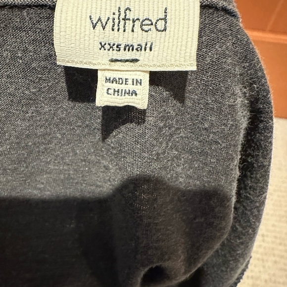 Aritzia Wilfred sleeveless tank/shirt. - Picture 3 of 3